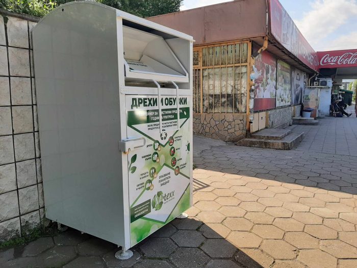  И във „Възрожденци” поставиха контейнер за събиране на употребявани дрехи и обувки, годни за употреба