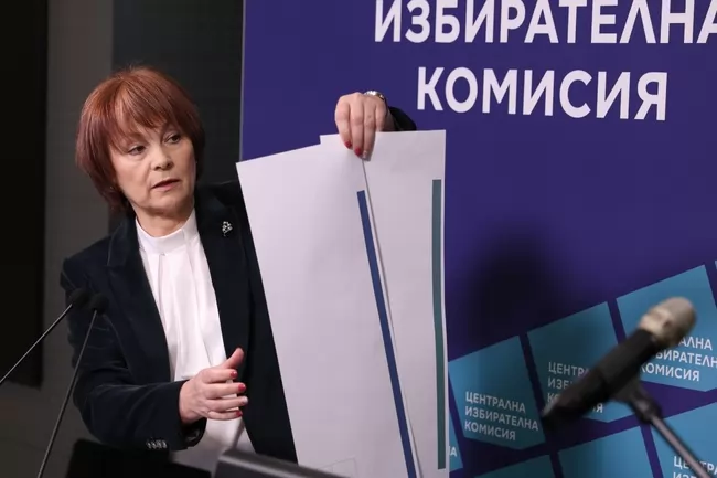 Бюлетините за вота - синя като знамето на ЕС и зелена като гората на България