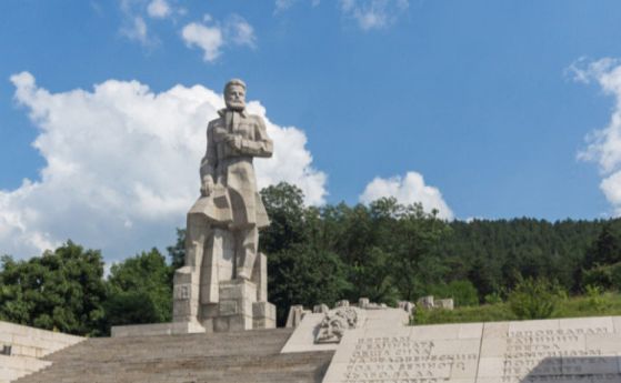 С вой на сирени почитаме паметта на Христо Ботев