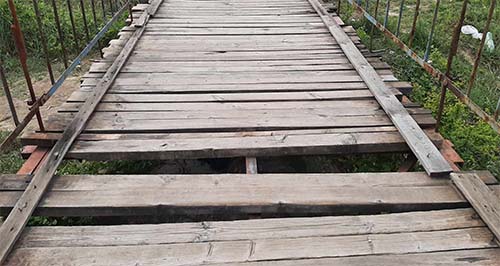 Счупените дъски на въжения мост вече не са новина, а сериозно препятствие! Да ги/се пазим!  